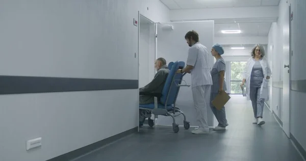 Sjuksköterskan Öppnar Dörren Till Sjukstugan Med Nyckelkort Sjukhushallen Vuxen Läkare — Stockfoto