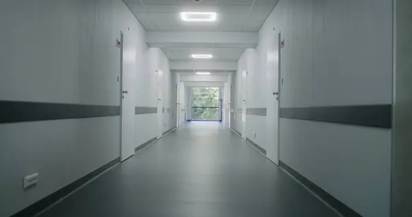 Modernes Ärztehaus Mit Leerem Flur Vor Arbeitsbeginn Krankenhausflur Und Schranktüren — Stockfoto