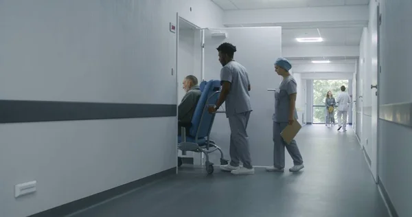 Junge Krankenschwester Öffnet Tür Arztpraxis Mit Schlüsselkarte Afroamerikanischer Arzt Transportiert — Stockfoto