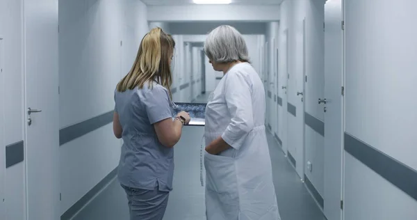 Nurse Shows Mri Brain Scan Image Female Doctor Using Digital — Stock Photo, Image