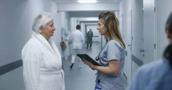 Kvinnlig Läkare Sjuksköterska Med Digital Tablett Och Patientsamtal Sjukvård Står — Stockfoto
