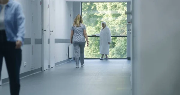 Hastane Koridoru Doktorlar Profesyonel Sağlık Görevlileri Yürüyor Dijital Tabletli Hemşire — Stok fotoğraf