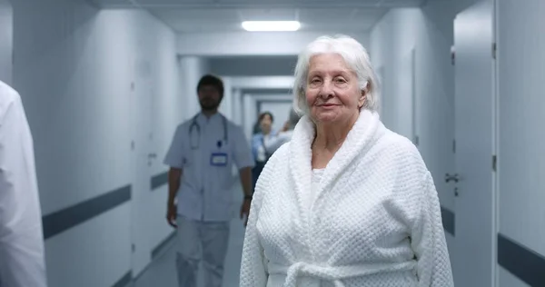Senior Kvinna Står Modern Klinik Korridor Äldre Kvinnliga Patienter Ler — Stockfoto
