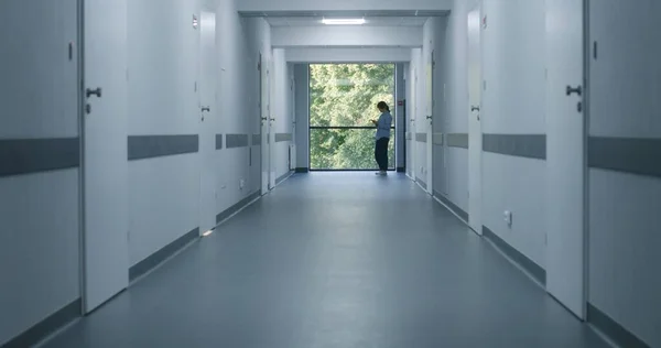 Klinik Koridoru Doktorlar Profesyonel Sağlık Görevlileri Yürüyor Dijital Tabletli Hemşire — Stok fotoğraf