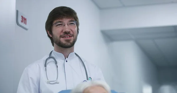 Άντρας Γιατρός Στέκεται Στο Διάδρομο Της Σύγχρονης Κλινικής Επαγγελματίας Γιατρός — Φωτογραφία Αρχείου
