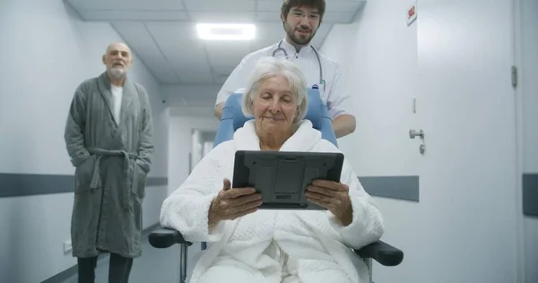 Senior Vrouw Kijkt Naar Medische Testresultaten Digitale Tablet Computer Bespreekt — Stockfoto