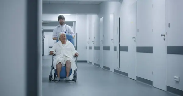 Enfermeira Empurra Cadeira Rodas Com Paciente Sexo Feminino Corredor Clínica — Fotografia de Stock