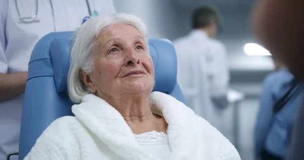 Äldre Kvinna Transferrullstol Kommunicerar Med Läkare Klinikens Korridor Kvinnliga Patienter — Stockfoto