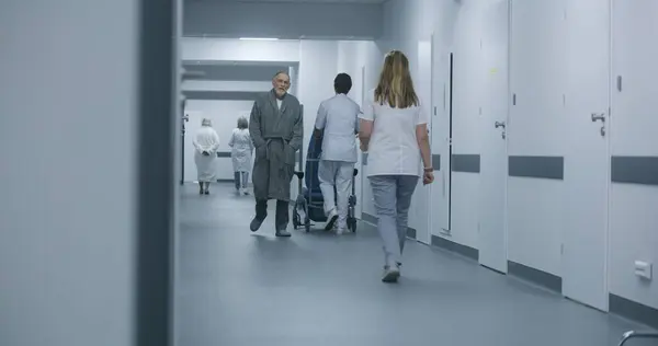 Gammal Läkare Står Kliniken Korridor Med Sjuksköterska Och Patient Professionella — Stockfoto
