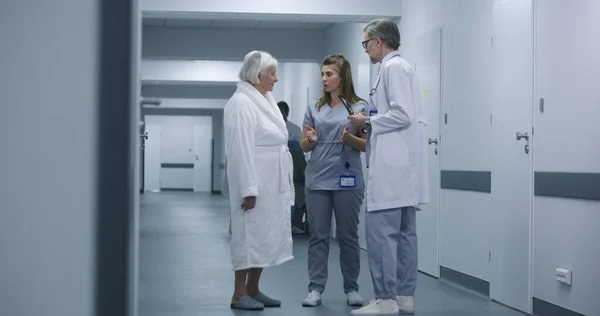 Krankenschwester Und Ältere Frau Gehen Nach Den Eingriffen Den Klinikflur — Stockfoto