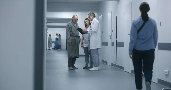 Dokter Hamil Berdiri Koridor Klinik Dengan Perawat Dan Pasien Percakapan — Stok Foto