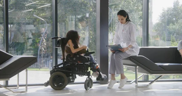 Tekerlekli Sandalyedeki Kadın Hastane Klinik Lobisinde Doktorla Konuşuyor Kadın Hekim — Stok fotoğraf