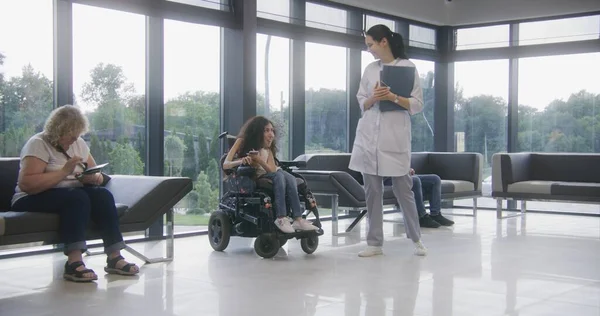 Женщина Электрическом Инвалидном Кресле Ждет Консультации Врачом Зоне Ожидания Клиники — стоковое фото