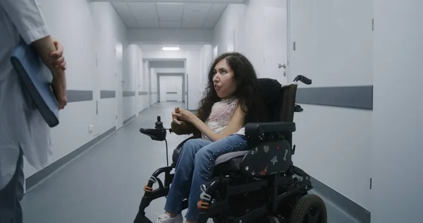 Hastane Koridoru Tekerlekli Sandalyedeki Sma Engelli Kadın Profesyonel Doktorla Sağlık — Stok fotoğraf