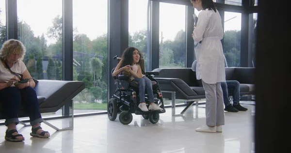 Женщина Электрическом Инвалидном Кресле Ждет Консультации Врачом Зоне Ожидания Клиники — стоковое фото