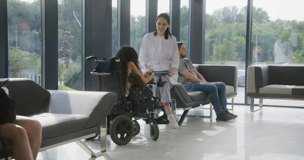 Kadın Hekim Hastane Klinik Bekleme Salonunda Engelli Kadınlara Danışmanlık Yapıyor — Stok fotoğraf