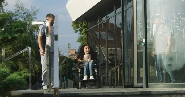 Fiziksel Engelli Bir Kadın Motorlu Tekerlekli Sandalyeyle Kliniğe Giriyor Sağlık — Stok fotoğraf