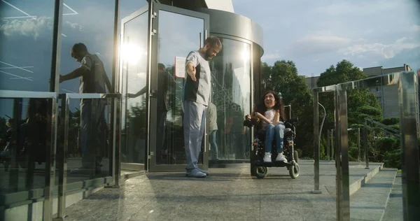 Spinal Kas Atrofisi Olan Bir Kadın Klinikten Elektrikli Sandalyede Ayrılıyor — Stok fotoğraf