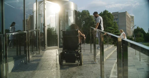 Fiziksel Engelli Bir Kadın Motorlu Tekerlekli Sandalyeyle Kliniğe Giriyor Erkek — Stok fotoğraf