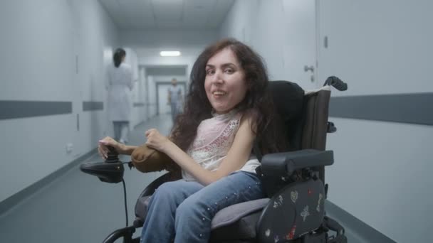 Donna Con Disabilità Fisica Sedia Rotelle Elettrica Mezzo Corridoio Della — Video Stock