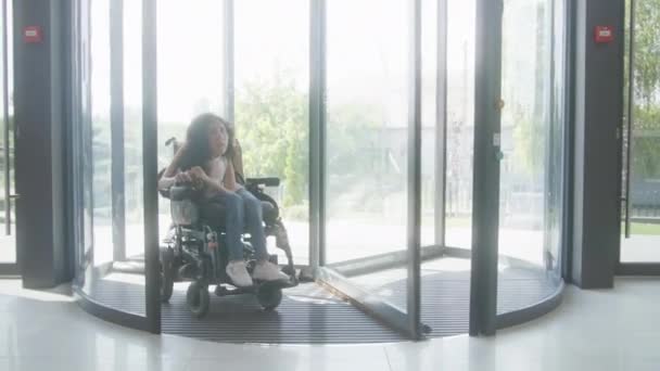 Žena Tělesným Postižením Jezdí Klinice Vchodem Elektrickém Invalidním Vozíku Otáčivými — Stock video