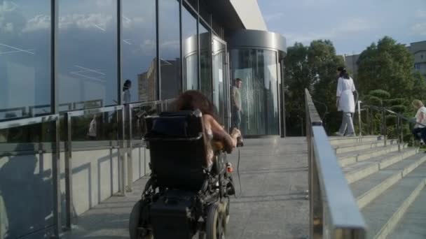 Mulher Com Deficiência Física Entra Clínica Cadeira Rodas Motorizada Enfermeira — Vídeo de Stock