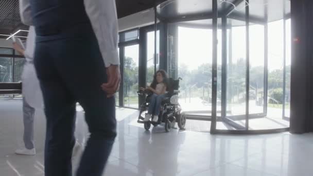 Žena Zdravotním Postižením Sma Jezdí Klinice Motorovém Invalidním Vozíku Recepci — Stock video