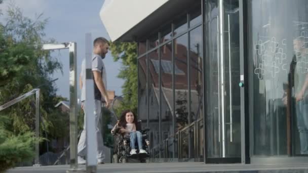 Femme Handicapée Sma Monte Dans Entrée Clinique Fauteuil Roulant Électrique — Video