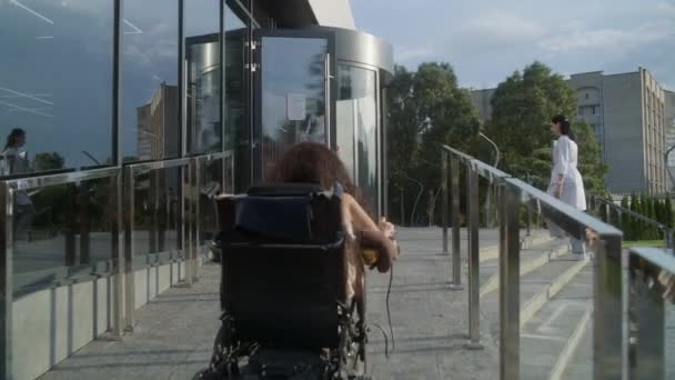 Kobieta Niepełnosprawnością Fizyczną Wjeżdża Kliniki Zmotoryzowanym Wózku Mężczyzna Lekarz Spotyka — Wideo stockowe