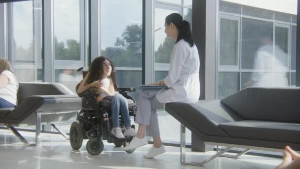 Wanita Cacat Dalam Pembicaraan Kursi Roda Bermotor Dokter Rumah Sakit — Stok Video