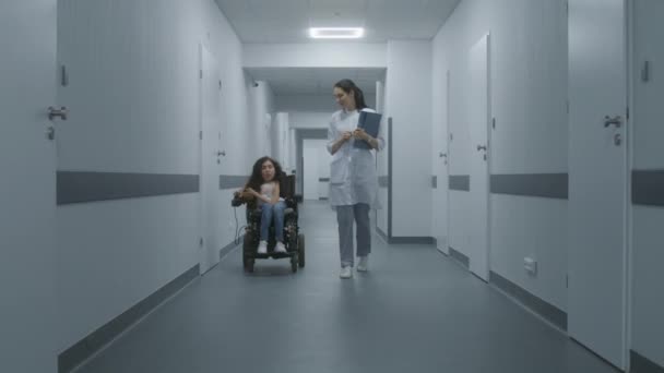 Femme Médecin Marche Dans Couloir Clinique Parle Une Femme Handicapée — Video