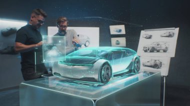 İki profesyonel otomotiv mühendisi yeni çevre dostu elektrikli arabanın gövdesini fütüristik artırılmış sanal gerçeklik kullanarak seçiyor. Yüksek teknolojili araçların 3 boyutlu bilgisayar grafikleri. VFX canlandırması.