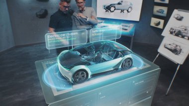 İki erkek otomotiv mühendisi yeni çevre dostu elektrikli araba geliştiriyor. Fütürist artırılmış sanal otomobil prototipi kullanıyorlar. Yüksek teknolojili araçların 3 boyutlu grafikleri. VFX canlandırması.