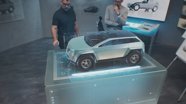Два Дизайнера Автомобилей Мужчин Создают Кузов Нового Электромобиля Использованием Футуристической — стоковое фото