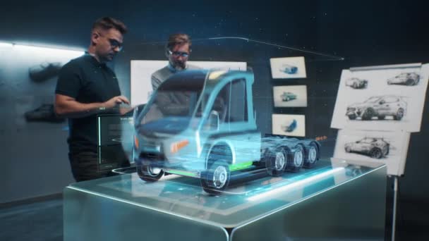 2人の男性自動車エンジニアがタブレットコンピュータと拡張現実ホログラムを使用して電気エンジンを搭載した新しい環境に優しいトラックを開発 自動車ハイテク開発の3Dグラフィック Vfx アニメーション — ストック動画