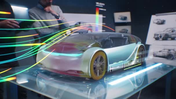 Zwei Kfz Ingenieure Überprüfen Die Aerodynamik Eines Neuen Elektroautos Mithilfe — Stockvideo
