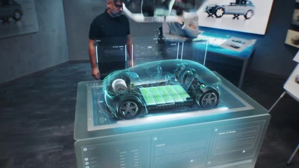 Två Manliga Bilingenjörer Utvecklar Miljövänlig Elbil Med Hjälp Futuristisk Augmented — Stockvideo