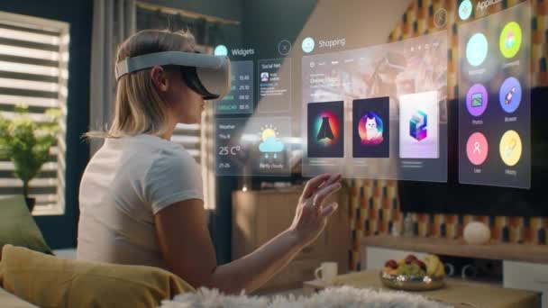 Vrouw Headset Kiest Kleding Online Winkel Chillen Thuis Futuristische Hologram — Stockvideo