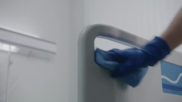 Sprzątaczka Dla Dorosłych Rękawiczkach Wyciera Łóżko Oddziale Szpitalnym Dywanem Pracownica — Wideo stockowe