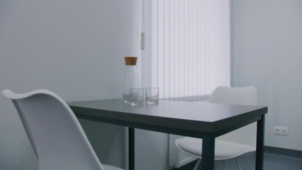 Close Mesa Jantar Preto Com Cadeiras Brancas Meio Sala Hospital — Vídeo de Stock