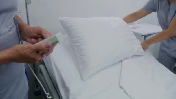 Enfermera Madura Ajusta Cama Inteligente Sala Hospital Mediante Levantamiento Control — Vídeos de Stock