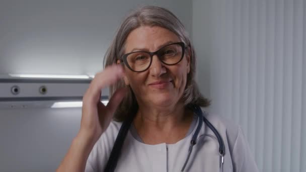 Reife Sanitäterin Mit Stethoskop Hals Steht Krankenhauszimmer Die Professionelle Ärztin — Stockvideo