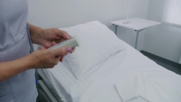 Volwassen Verpleegster Zet Slimme Bed Het Ziekenhuis Kamer Met Behulp — Stockvideo
