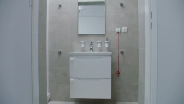 Dolly Shot White Sink Mirror Bright Well Equipped Bathroom Modern — Stock Video