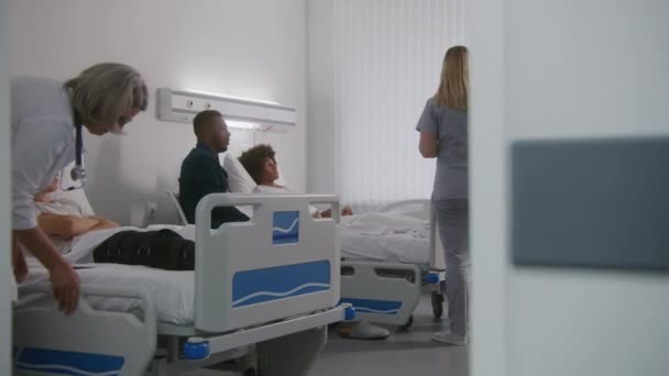 Sjuksköterska Och Manlig Läkare Med Digital Tablett Dator Förklarar Medicinska — Stockvideo