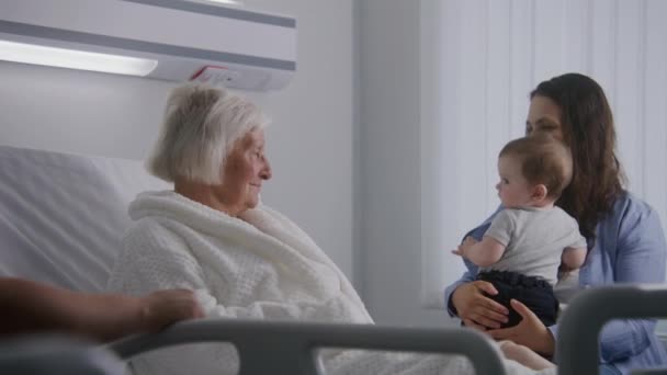 Vrouwelijke Senior Patiënt Ligt Bed Een Heldere Ziekenhuiskamer Praat Met — Stockvideo