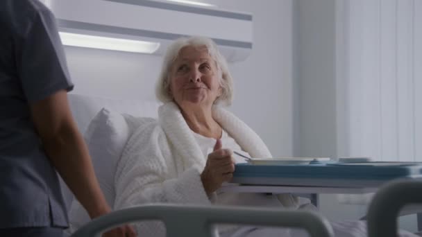 Senior Žena Vynikající Jídlo Odpočívá Jasné Nemocnici Zotavuje Úspěšné Operaci — Stock video