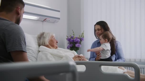 Starsza Pacjentka Leży Łóżku Jasnym Pokoju Szpitalnym Bawi Się Małym — Wideo stockowe