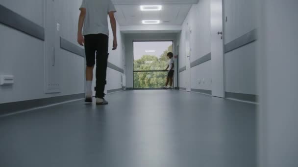 Yaralı Beyaz Bacağı Kırık Bir Genç Hastane Koridorundan Hastane Koridorunun — Stok video