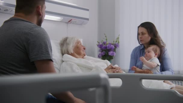 Γυναίκα Ηλικιωμένη Ασθενής Βρίσκεται Στο Κρεβάτι Φωτεινό Θάλαμο Νοσοκομείου Μιλάει — Αρχείο Βίντεο